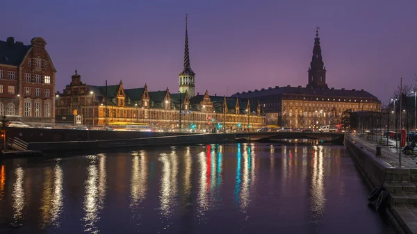 Noční pohled na paláce Christiansborg — Stock fotografie