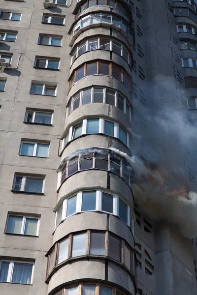 Incendie dans un immeuble résidentiel — Photo