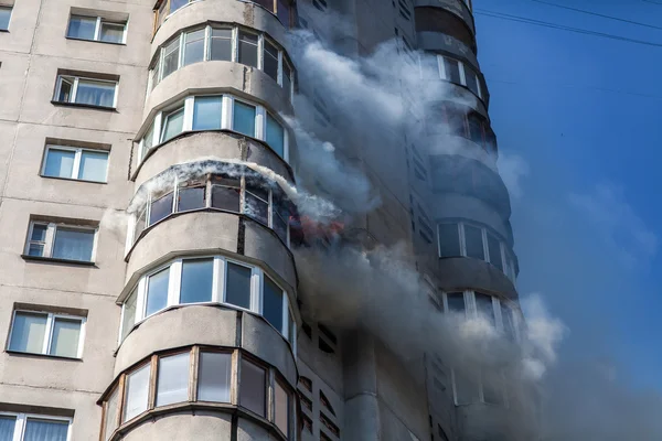 Incêndio em edifício residencial — Fotografia de Stock