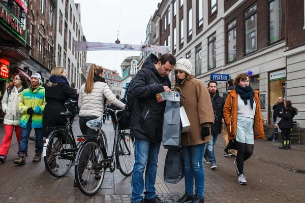 Turistas mirando un mapa — Foto de Stock