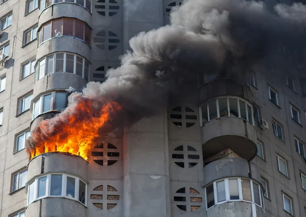 Incêndio em edifício residencial — Fotografia de Stock