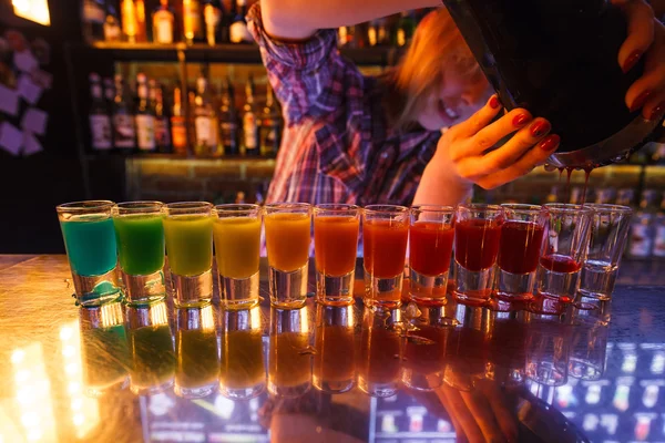 Bartender servindo coquetéis coloridos no bar — Fotografia de Stock