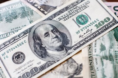 Yakın çekim yüz dolar kazık