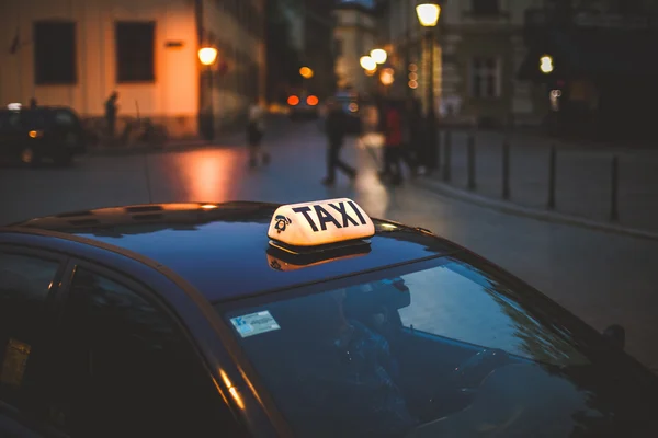 Taxiwagen und Fahrer — Stockfoto