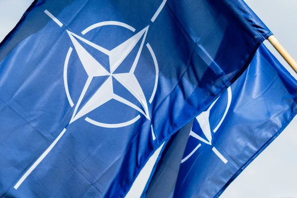 NAVO-vlag zwaaien op de wind — Stockfoto