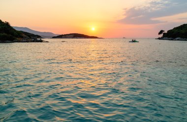 Günbatımı denize Ksamil, Arnavutluk