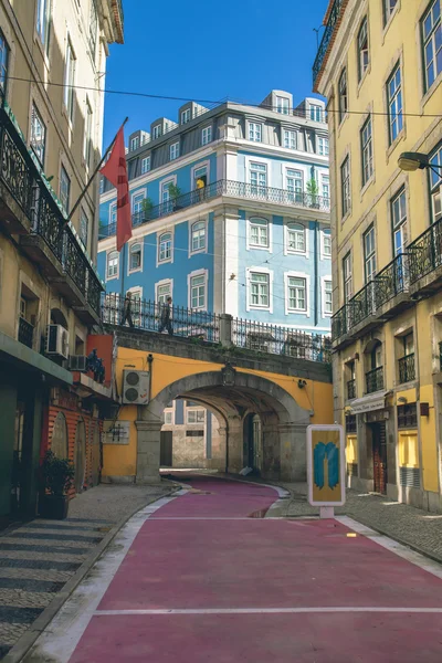 Rue étroite à Lisbonne — Photo