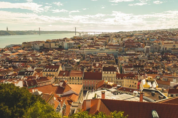 Skyline de la ville de Lisbonne avec toits — Photo