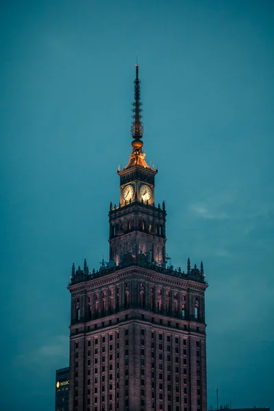 Paleis van cultuur en wetenschap in de nacht — Stockfoto