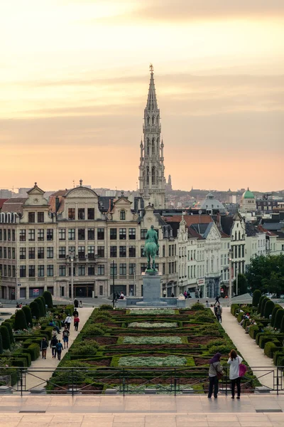 Mont des Arts kertek és a Brussels City Hall — Stock Fotó