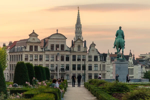 Mont des Arts bahçeleri ve Brüksel Belediye Binası