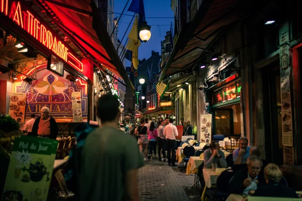 Vue du soir de la rue avec les gens et les restaurants — Photo