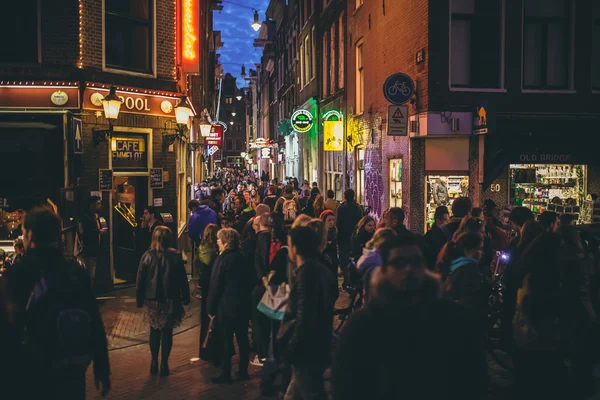 La gente per strada di notte — Foto Stock