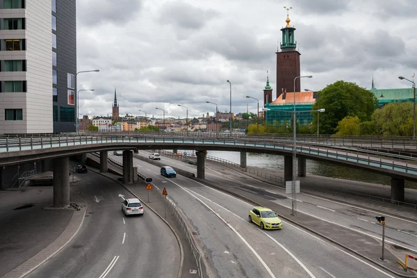 Auto's op weg in bewolkte dag, stockholm. — Stockfoto