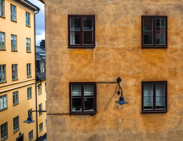 Fenêtres de vieux bâtiment jaune — Photo