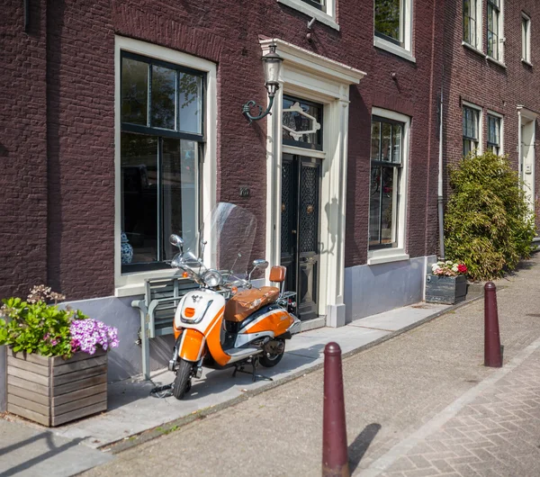 Scooter orange dans la rue à Amsterdam — Photo