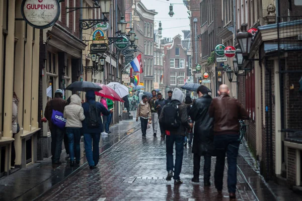 Mensen die door de straat lopen — Stockfoto