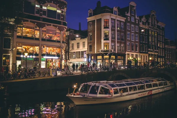 Embankment e canal de Amesterdão — Fotografia de Stock