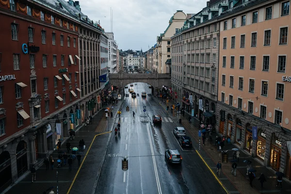 Voitures dans la rue par temps de pluie . — Photo
