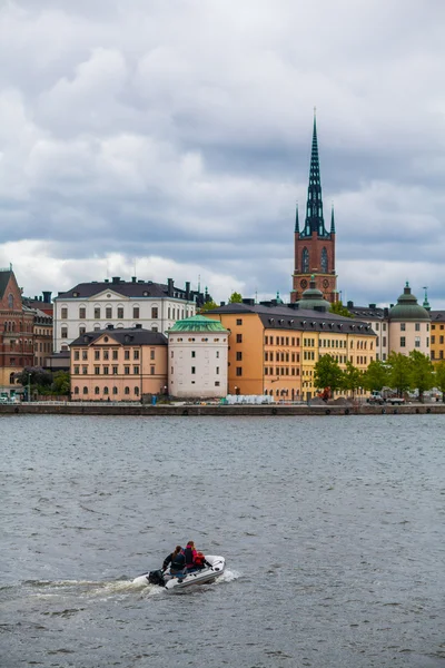 Loď na řeky a nádherné panoráma, stockholm. — Stock fotografie