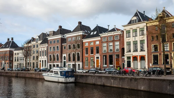 Kanaal met huizen en boot — Stockfoto