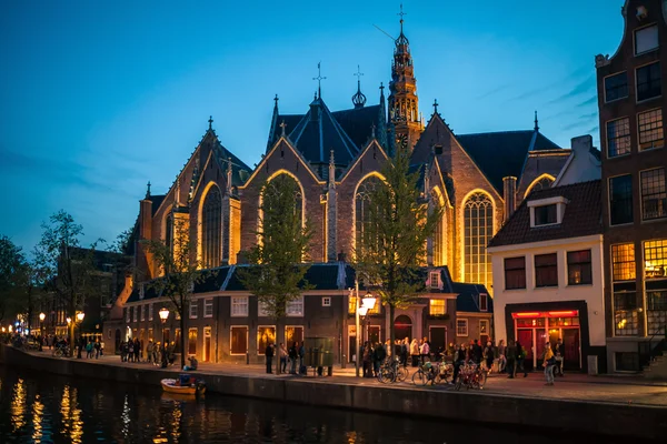 Amsterdam gece sokak görünümü — Stok fotoğraf