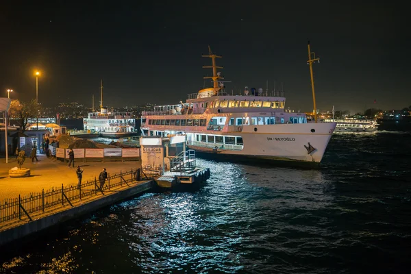Veerboot in de haven bij nacht. — Stockfoto