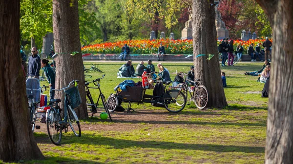 Amsterdam Vondelpark dinlenme insanlar