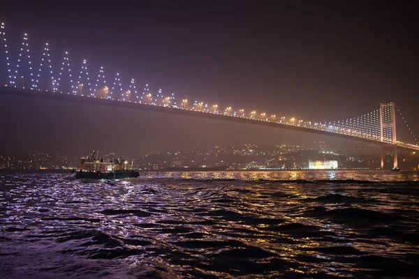 Мост Босфор ночью — стоковое фото