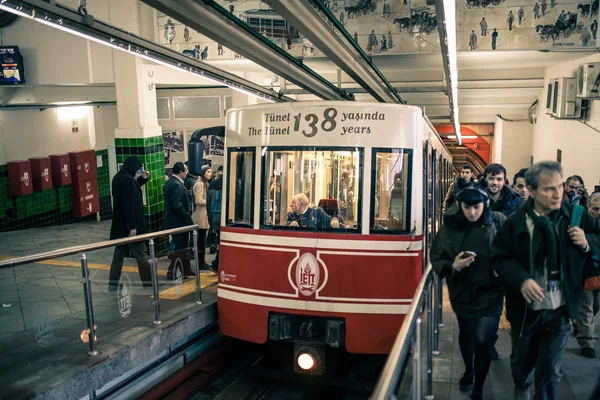 People leaving the wagon at Beyoglu Tunel. — Stockfoto