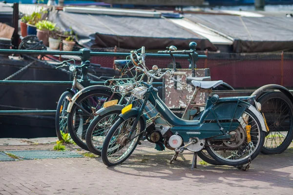 Typiska cyklar i raden, Amsterdam — Stockfoto