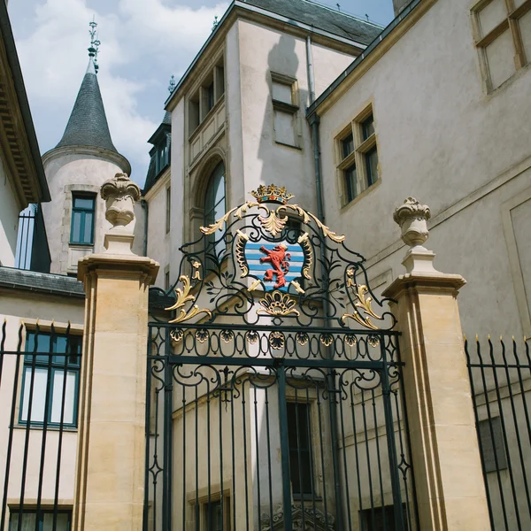 Герб на верхней части ворот — стоковое фото