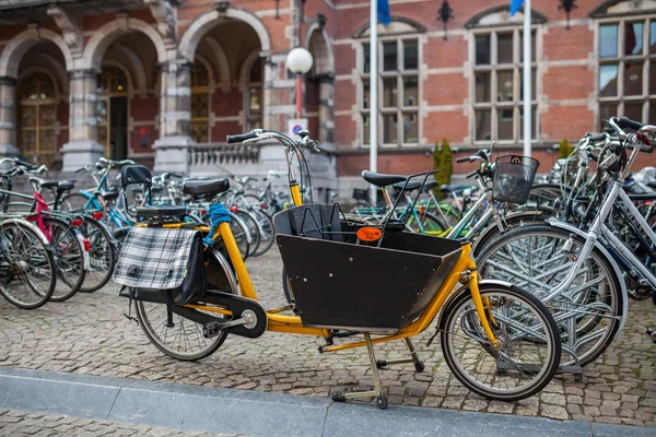 Cyklar parkering på gatan — Stockfoto