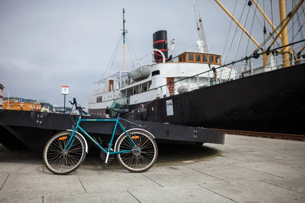 大型船の背景にポートで自転車. — ストック写真