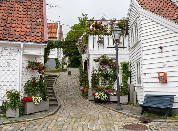 Rue avec maisons en bois blanc — Photo