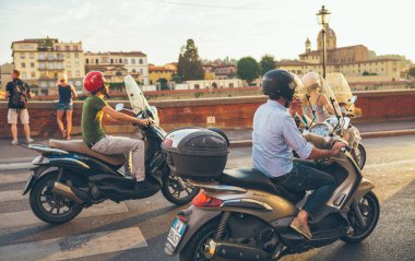 İnsanlar üzerinde motosiklet Floransa