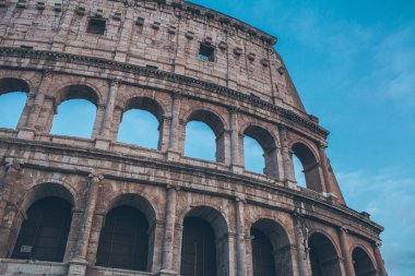 Colosseum mavi gökyüzü ile
