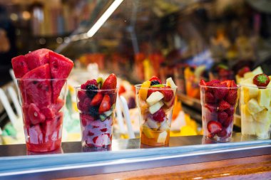 Bardaklarda taze meyve