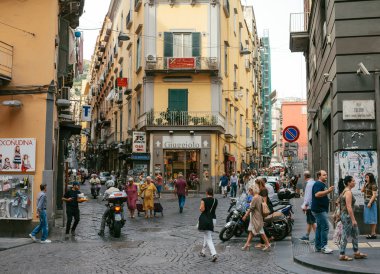 insanlar Napoli dar sokaklarında