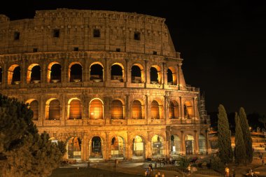 Roma'nın gece Colosseum