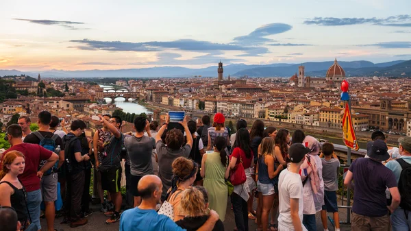 Туристы, наблюдающие за городским пейзажем Флоренции — стоковое фото