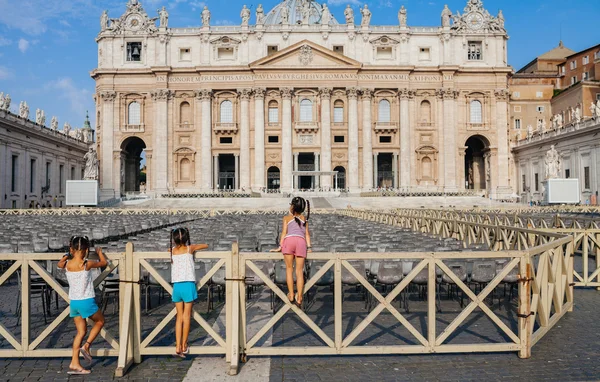 Svatý Petr náměstí ve Vatikánu — Stock fotografie