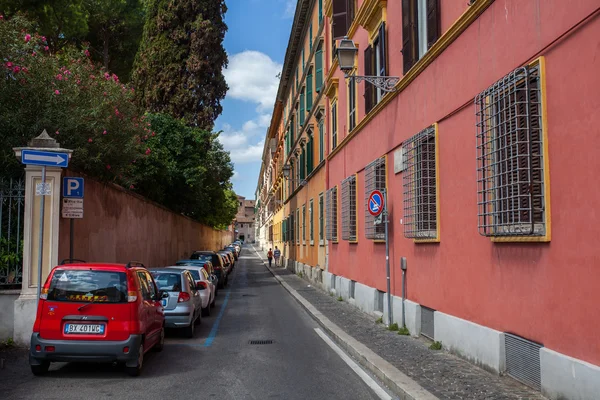 Ulice v Římě se zaparkovanými automobily — Stock fotografie