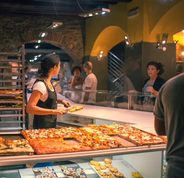 Restoranda İtalyan pizza