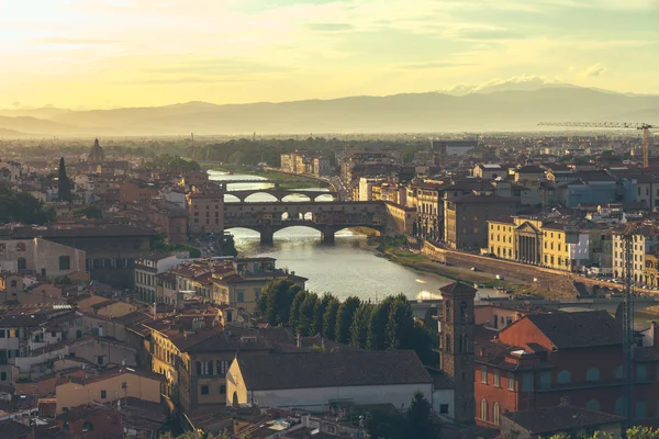 Floden Arno med bron Ponte Vecchio — Stockfoto