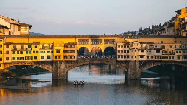 นักท่องเที่ยวบนสถานที่สําคัญ Ponte Vecchio — ภาพถ่ายสต็อก
