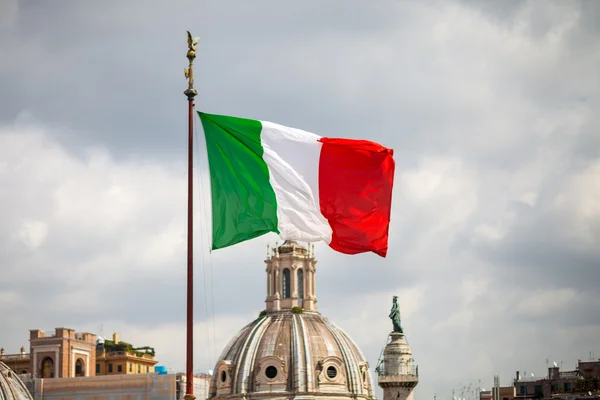 Bandiera italiana e paesaggio urbano di Roma — Foto Stock