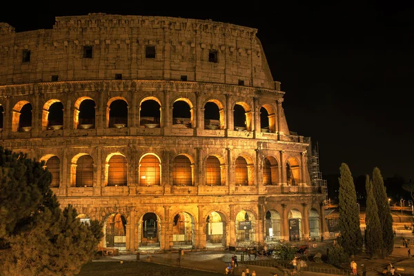 Coliseu à noite em Roma — Fotografia de Stock