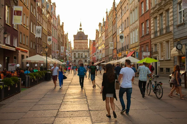 Turister går på gaten – stockfoto