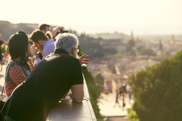 Toeristen kijken op de stad Florence. — Stockfoto